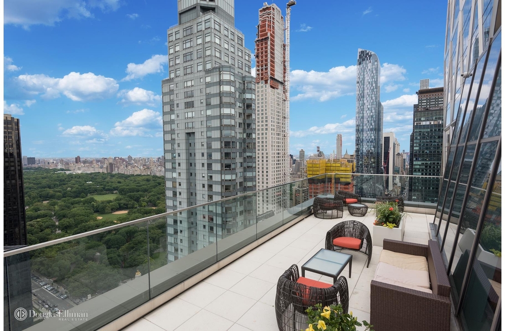 322 W 57th St - Photo 3