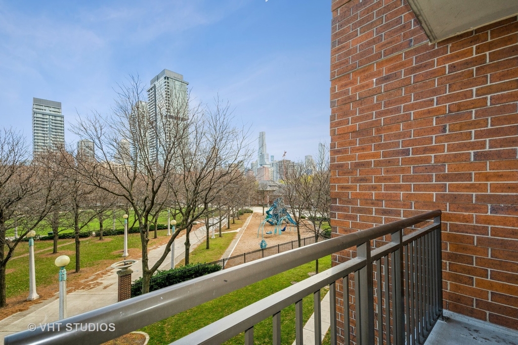 437 W Division Street - Photo 2