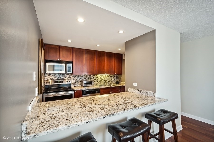 30 E Huron Street - Photo 2