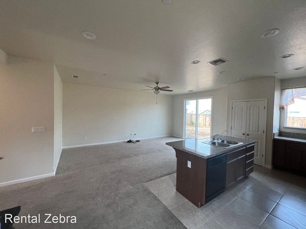 1489 Woodbury Ct - Photo 2