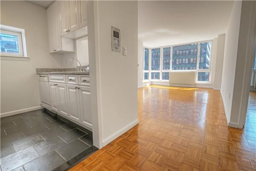 Flex2 - West 43rd Street - Photo 2