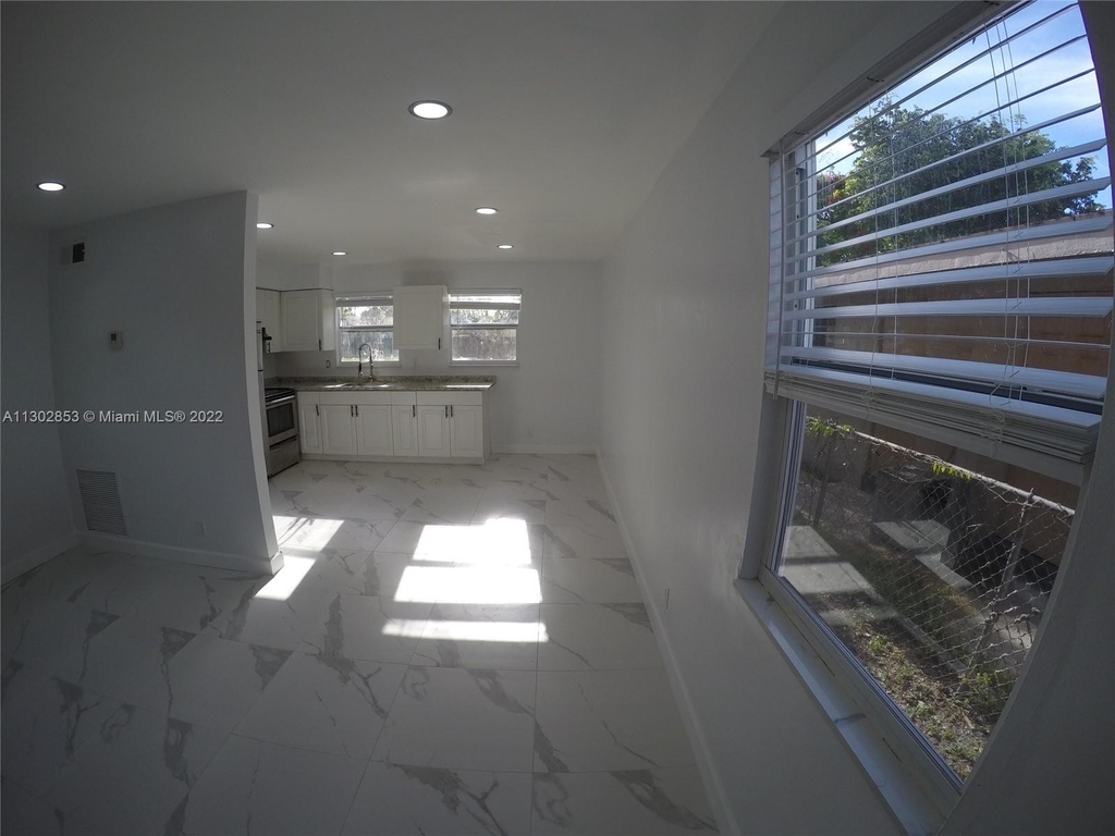 1212 Nw 5th Ave - Photo 3