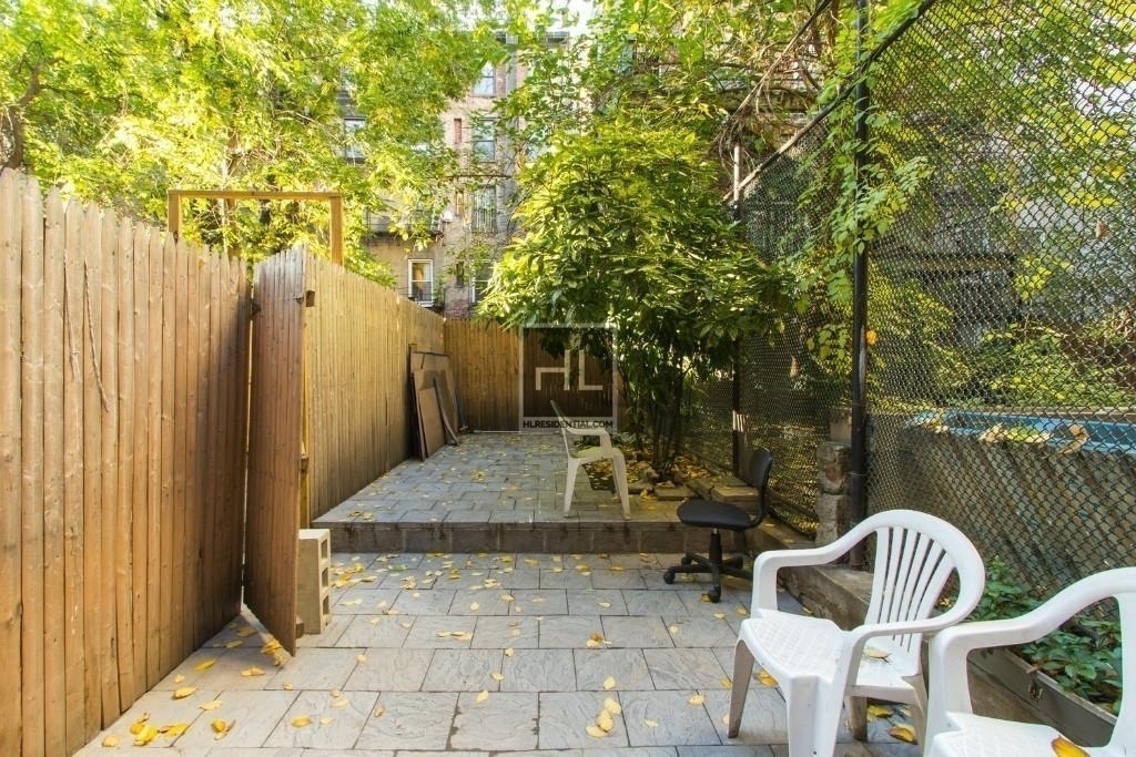 East 7 Street - Photo 8