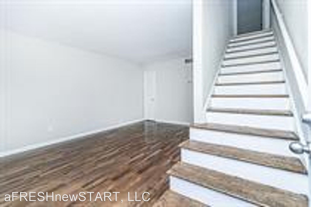 1201 East Grand Ave 1-8 - Photo 1