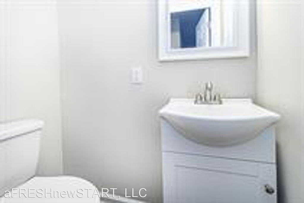 1201 East Grand Ave 1-8 - Photo 3