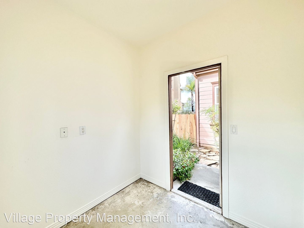 523 Poets Square - Photo 42