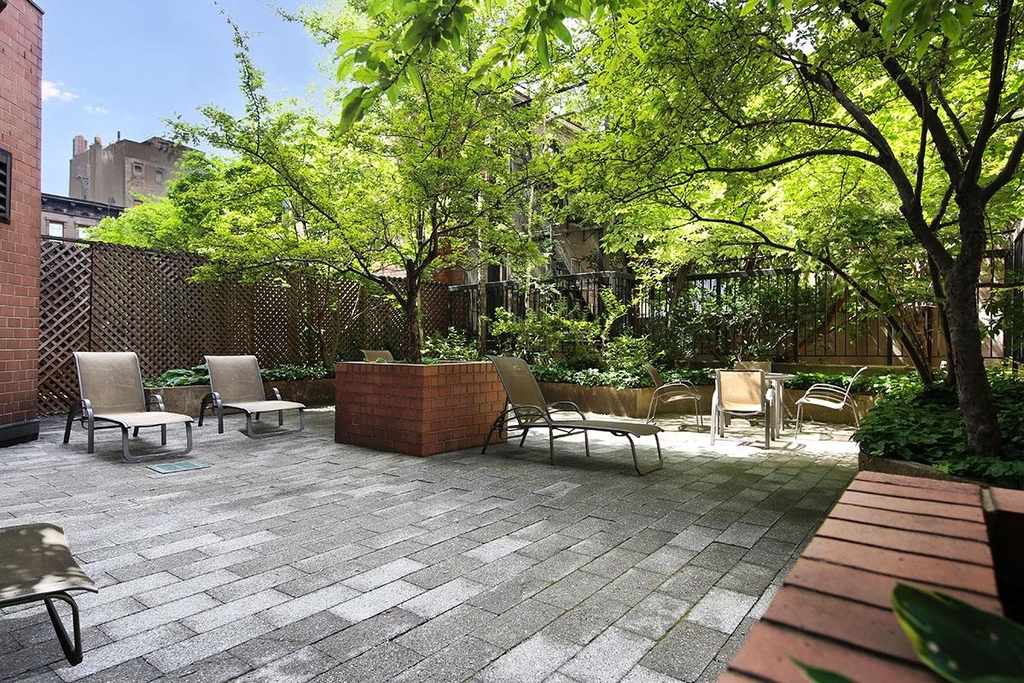 East 79th Street - Photo 12