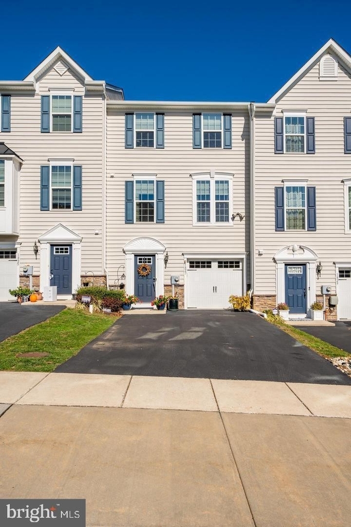 1827 Honeysuckle Court - Photo 2