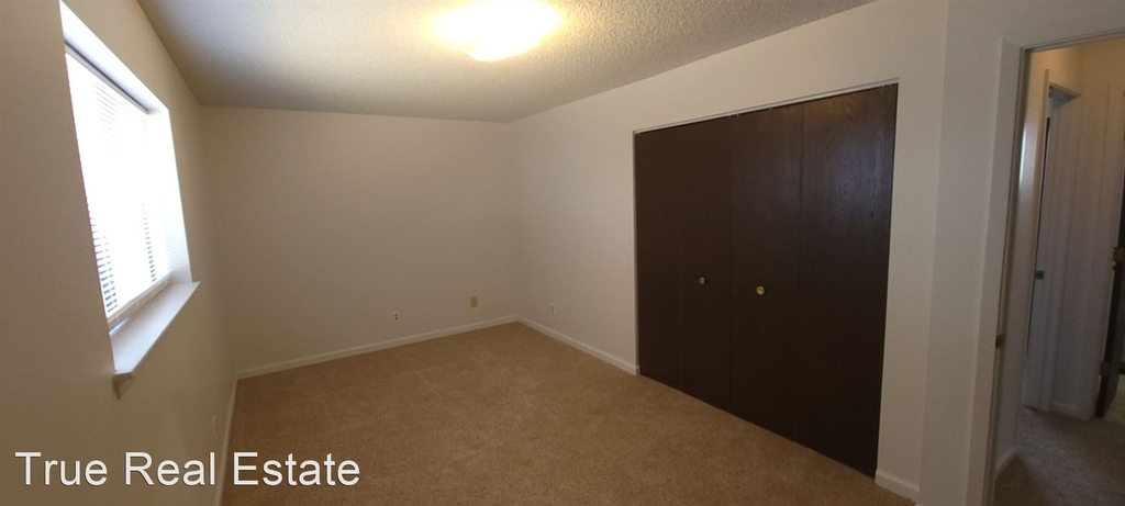 940 Christine Way - Photo 5