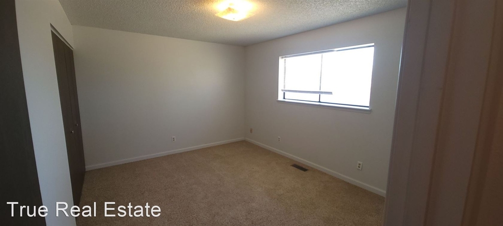 940 Christine Way - Photo 6