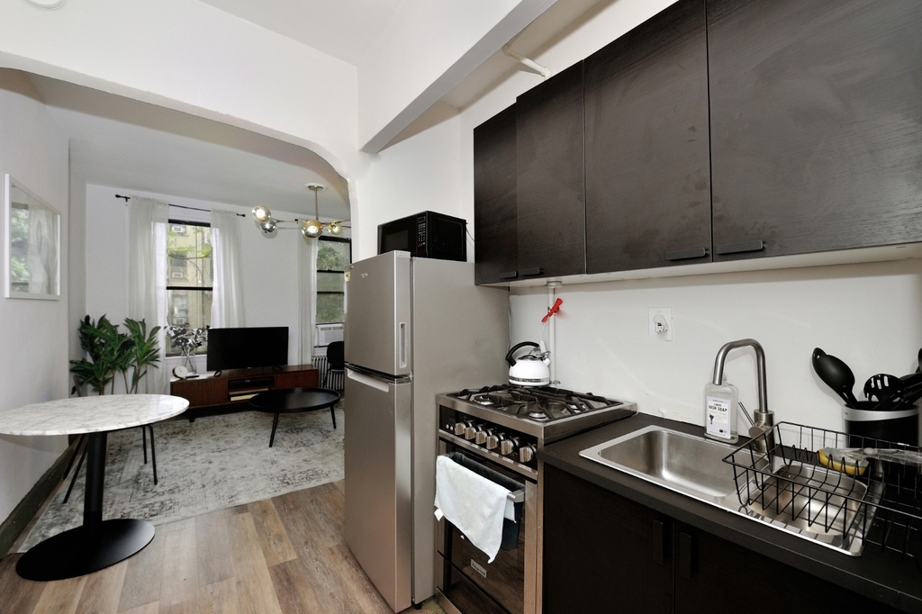 338 East 61st Street - Photo 6