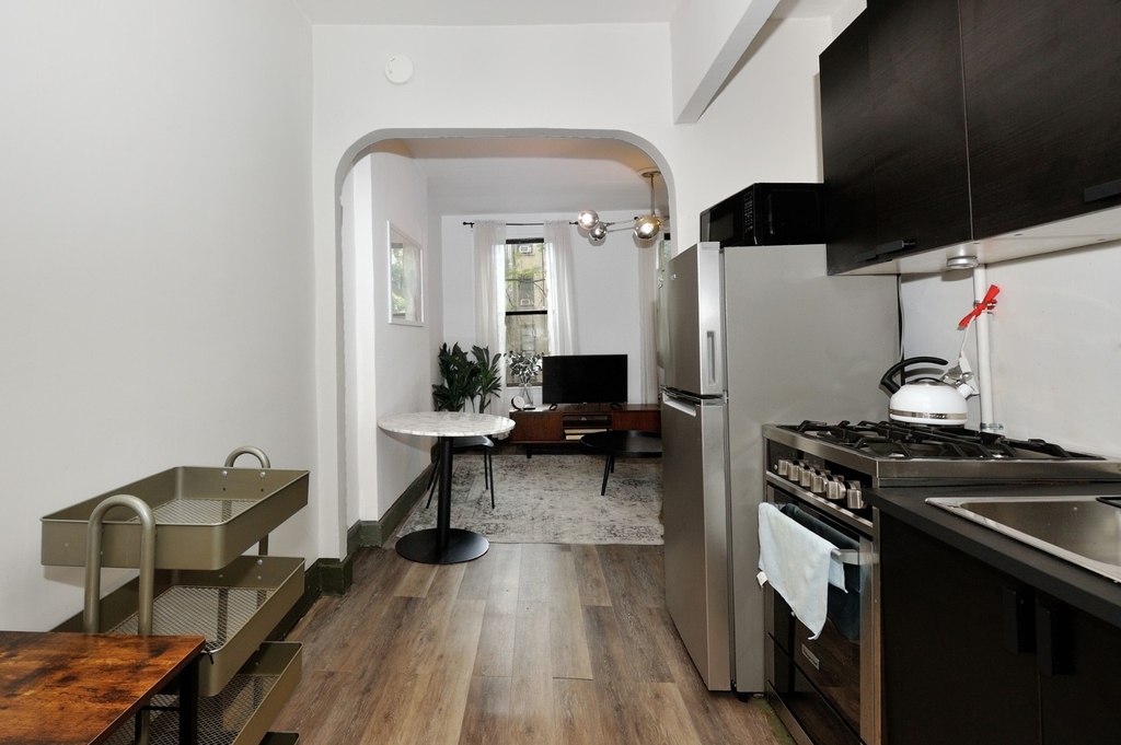 338 East 61st Street - Photo 4