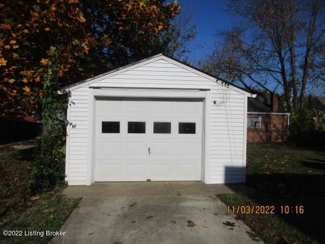 919 Parkway Dr - Photo 2