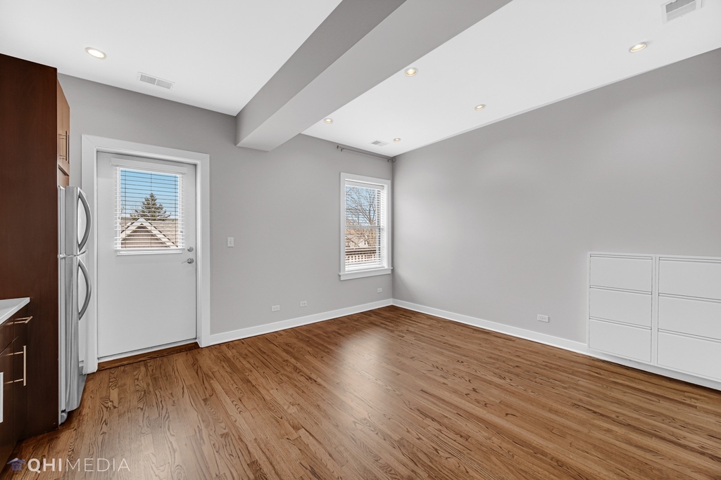 1454 W Roscoe Street - Photo 10