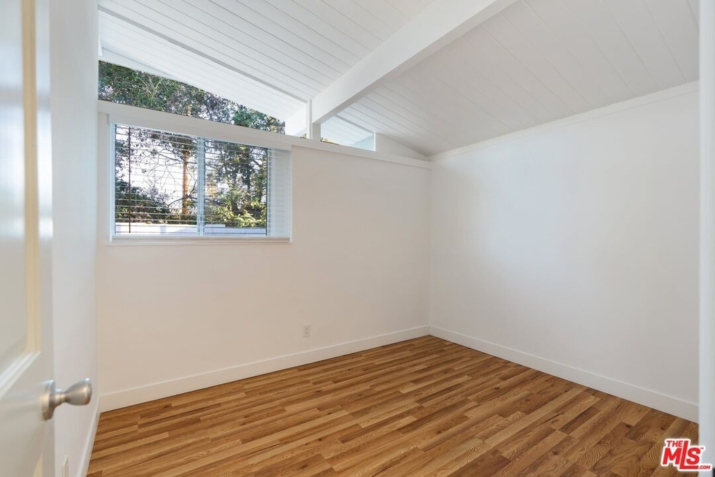 8730 Hollywood Hills Rd - Photo 22