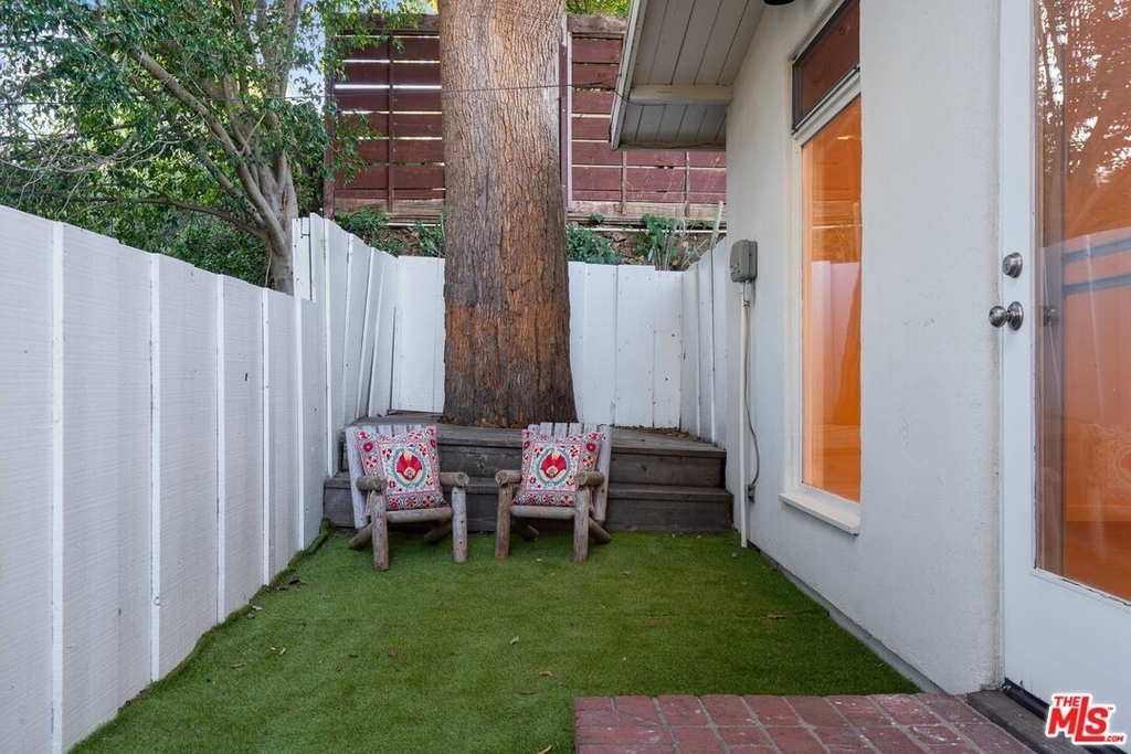 8730 Hollywood Hills Rd - Photo 38