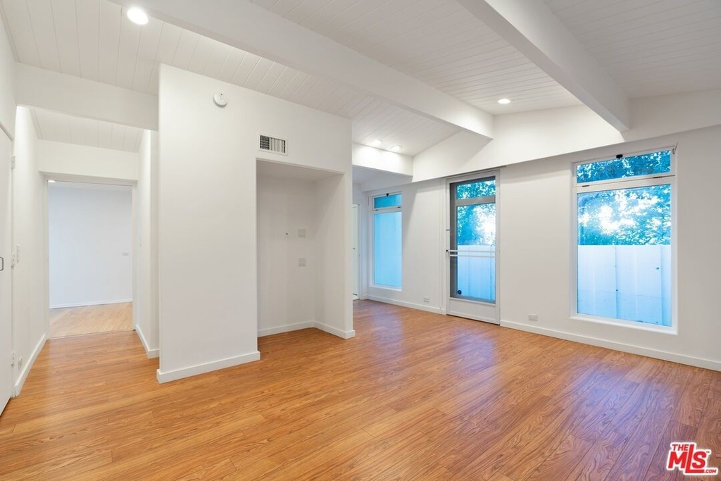 8730 Hollywood Hills Rd - Photo 21