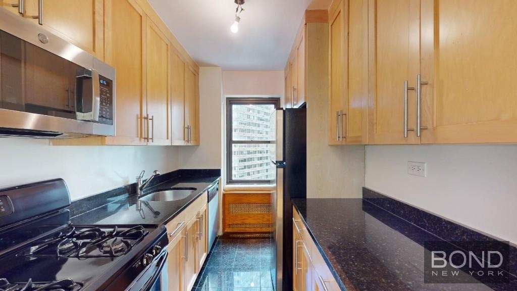 412 East 55th Street - Photo 1