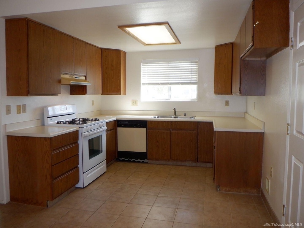 22025 Golden Star Boulevard - Photo 4