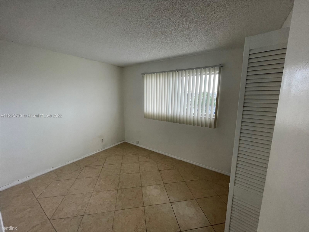 8740 N Sherman Cir Apt 502 - Photo 2