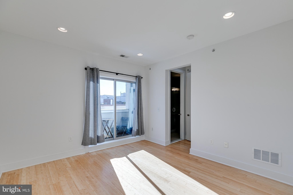 837 Montrose Street - Photo 19