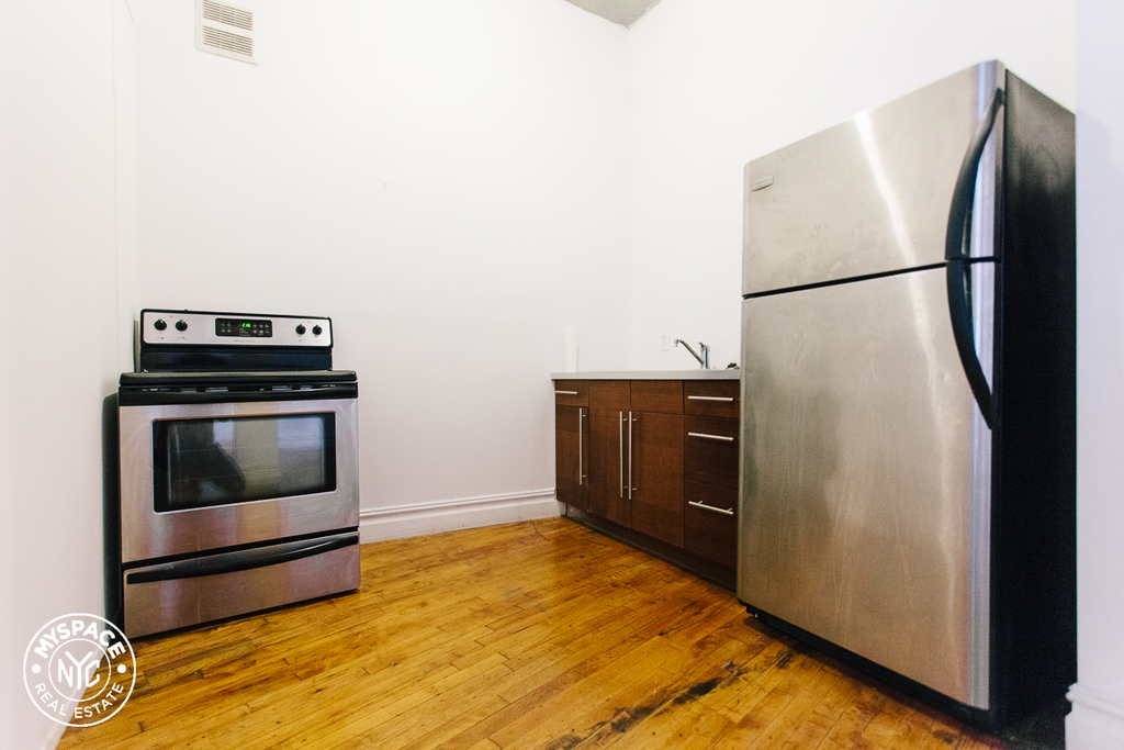 1087 Flushing Avenue - Photo 9