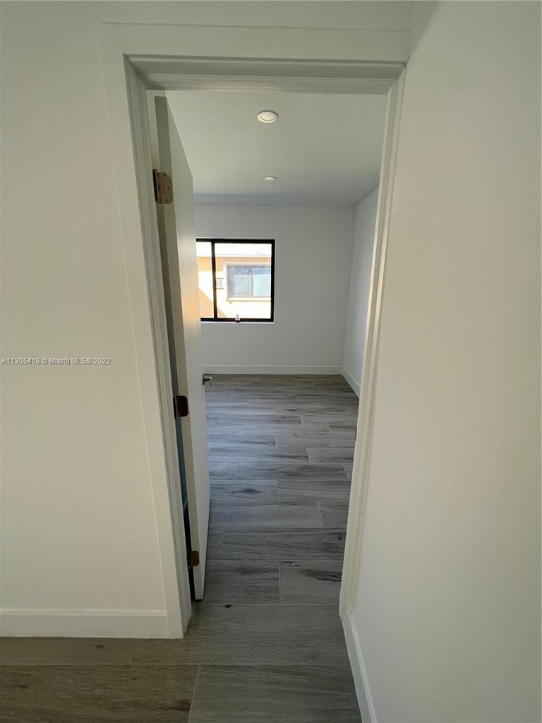 561 Sw 57th Ave - Photo 2