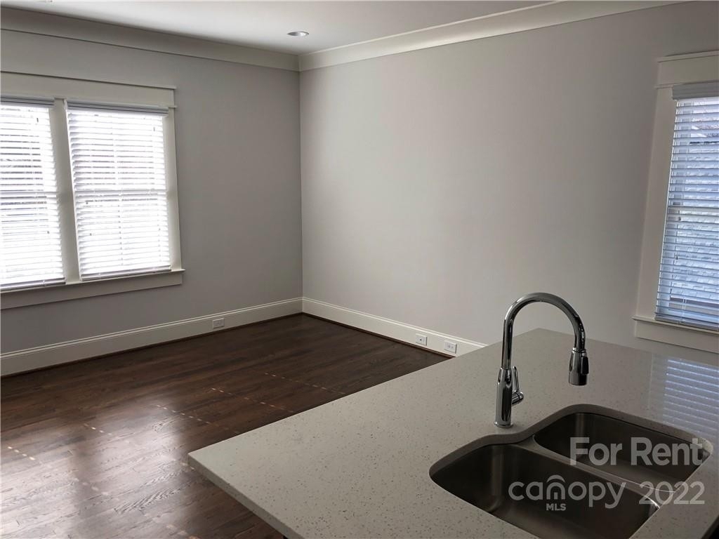 2121 Roslyn Avenue - Photo 11