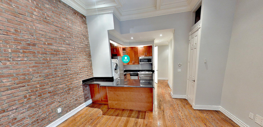 75th and Fifth NO FEE - Photo 0