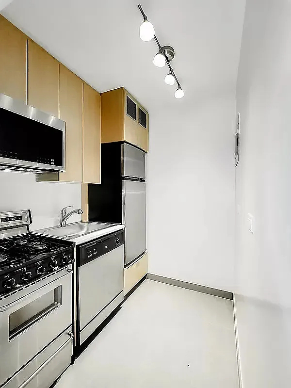 316 East 55th Street - Photo 1