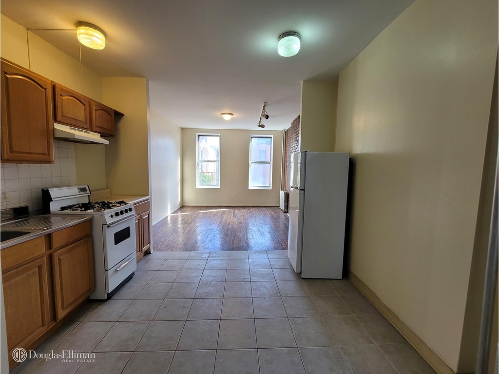 305 E 105th St - Photo 3