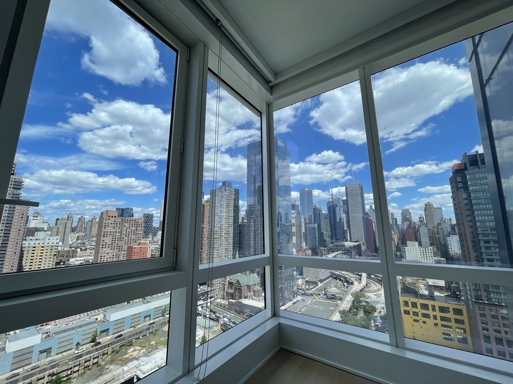 555 West 38th Street - Photo 2