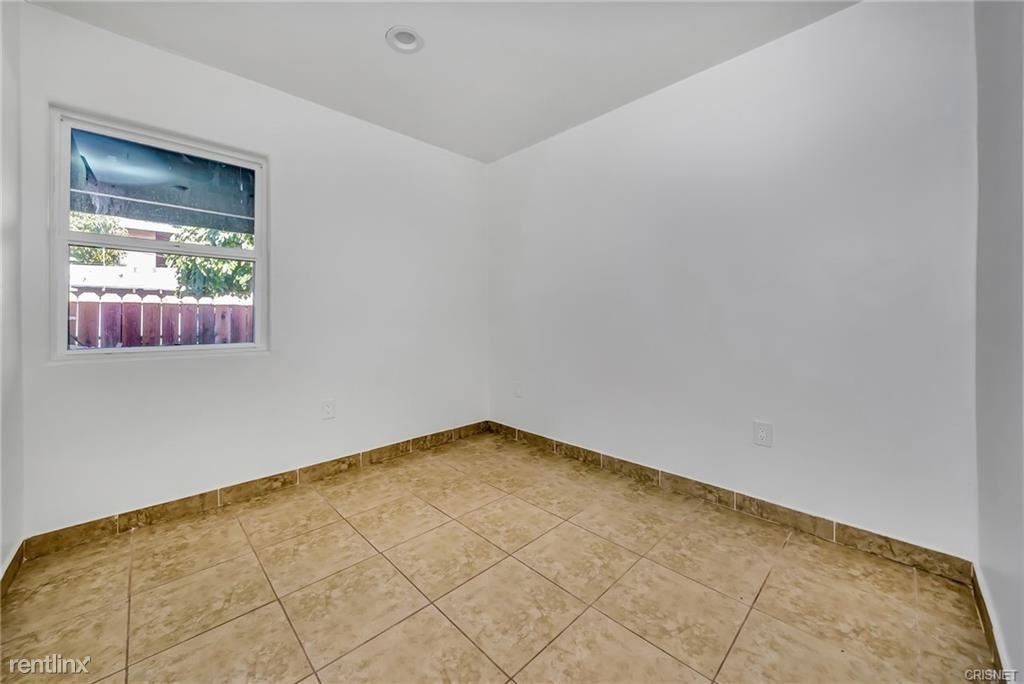 14235 Sylvan St - Photo 2