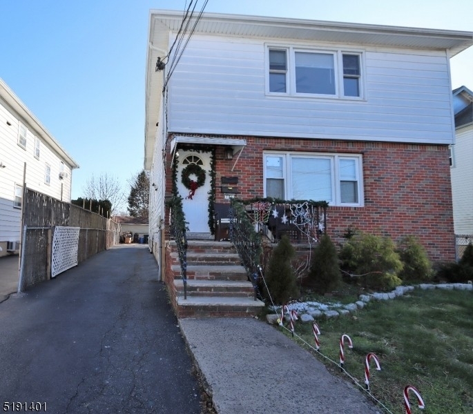 181 Broughton Ave - Photo 1