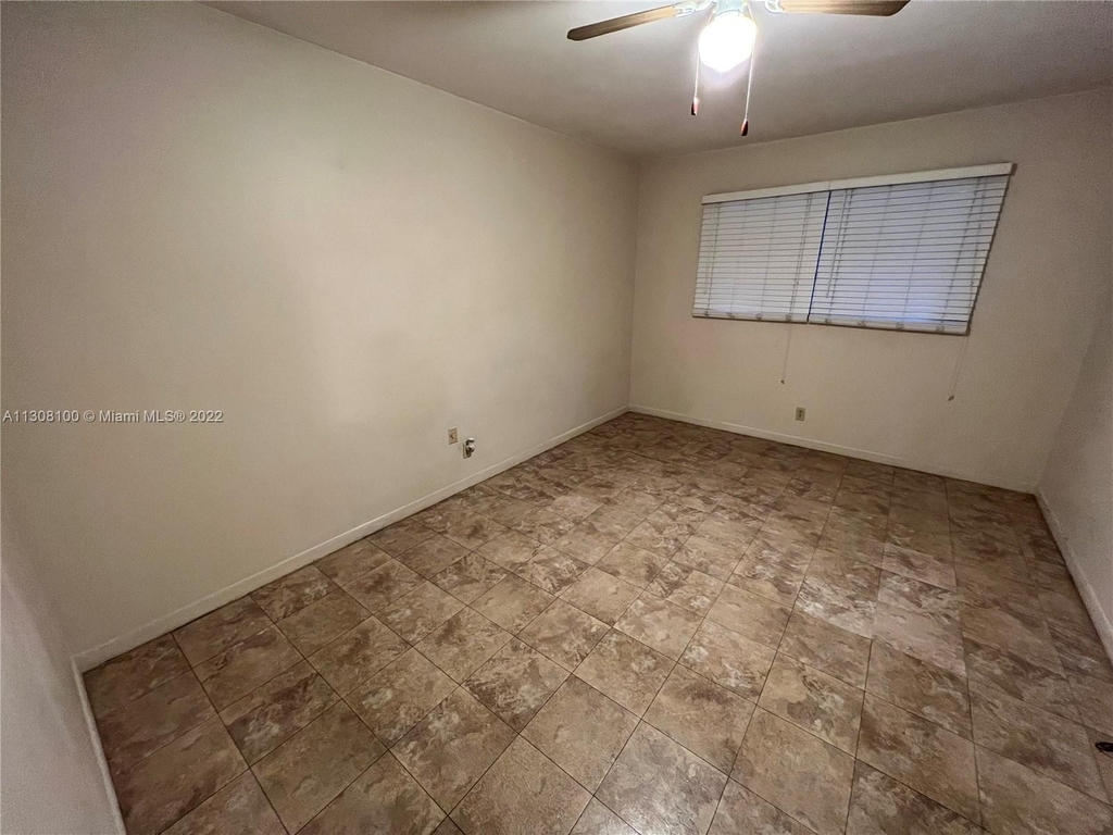 2400 Sw 42nd Ave - Photo 2