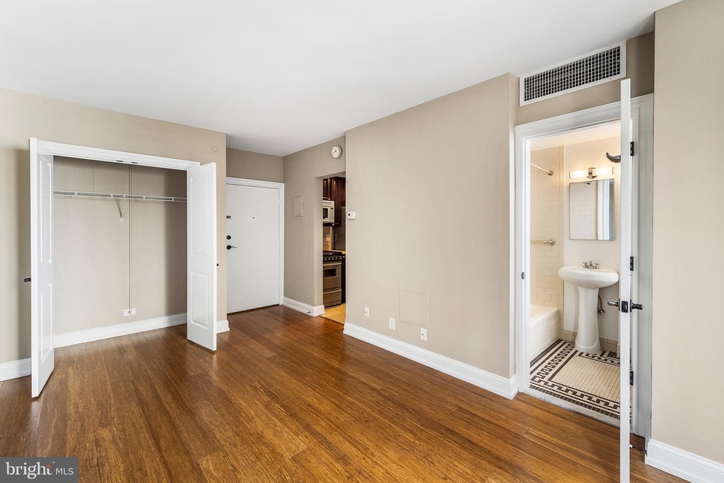 222 W Rittenhouse Square - Photo 9