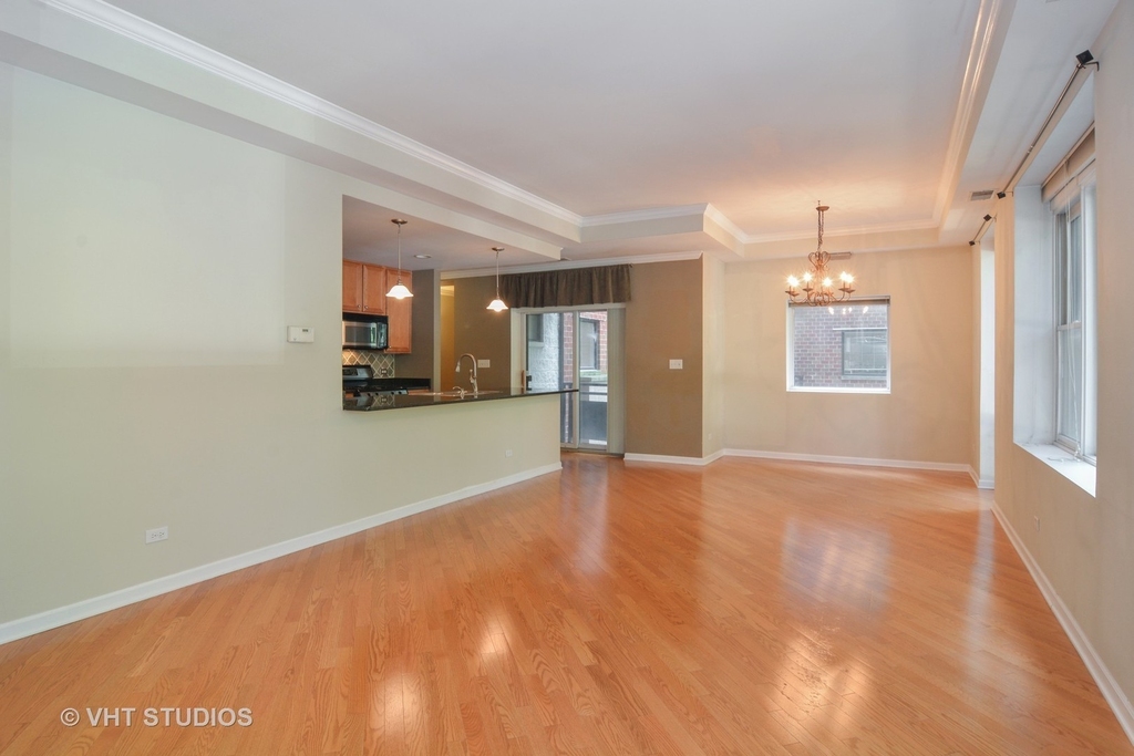 2317 W Wolfram Street - Photo 2