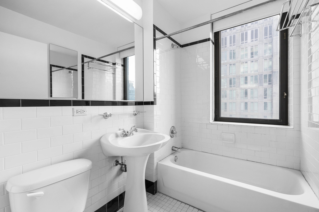 420 West 42nd Street - Photo 4