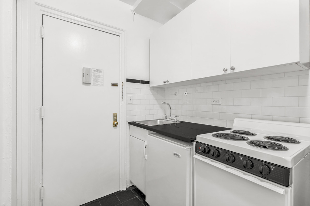 310 East 44th Street - Photo 3