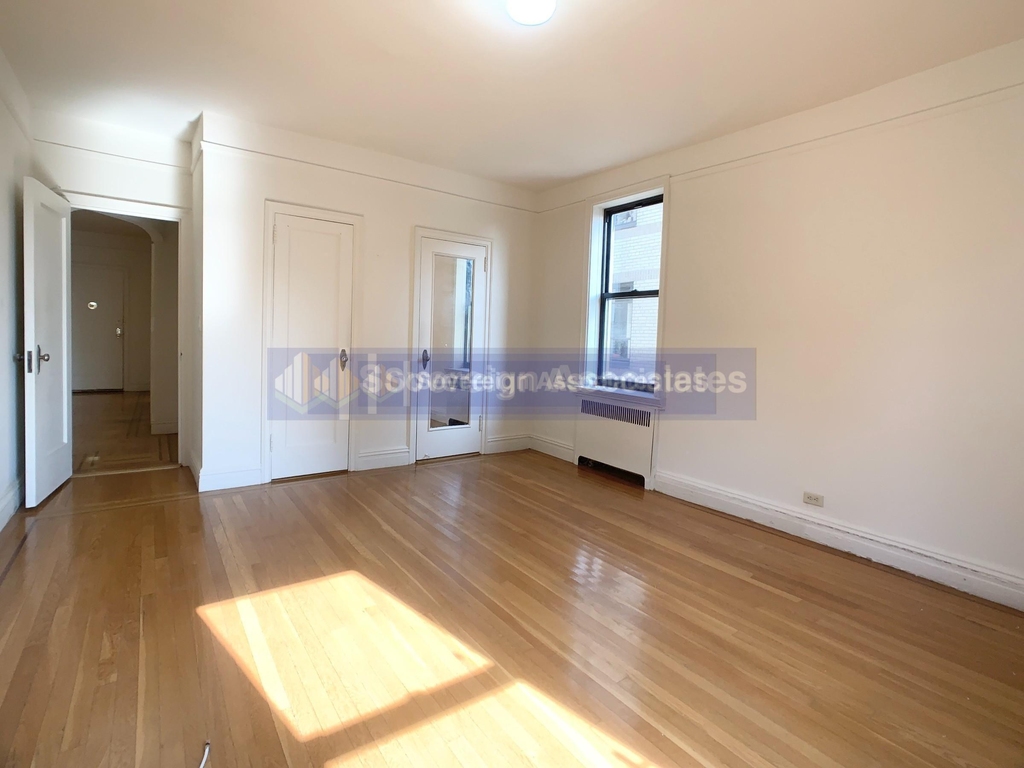 240 Cabrini Boulevard - Photo 3