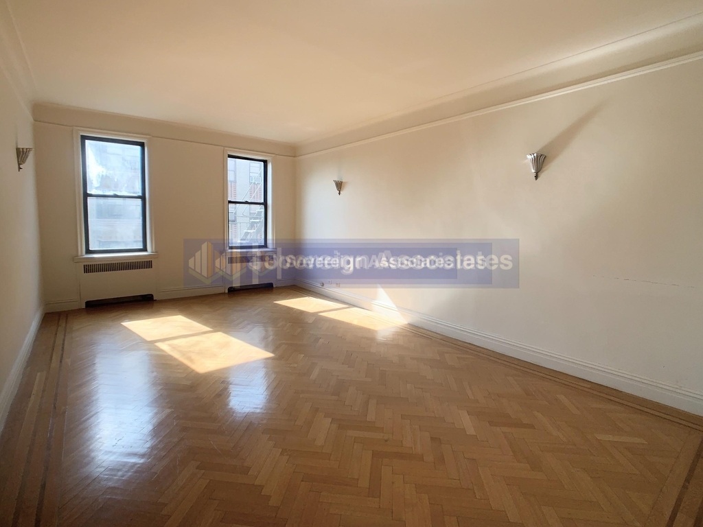 240 Cabrini Boulevard - Photo 0