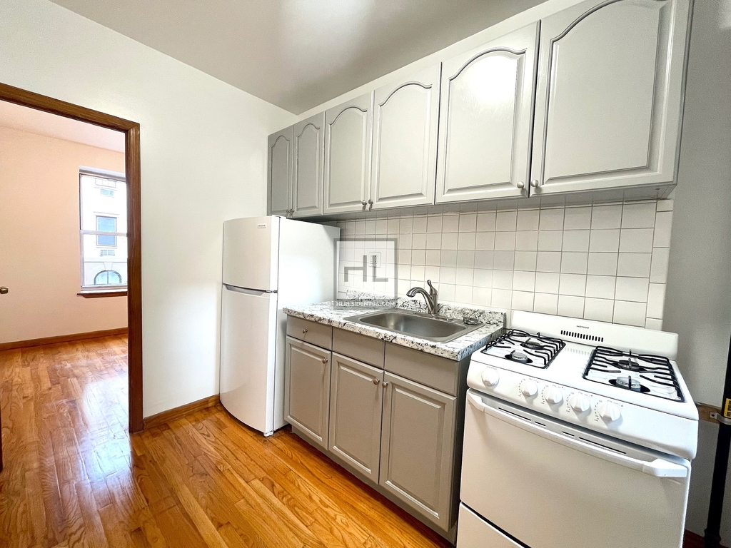 328 East 9 Street - Photo 2