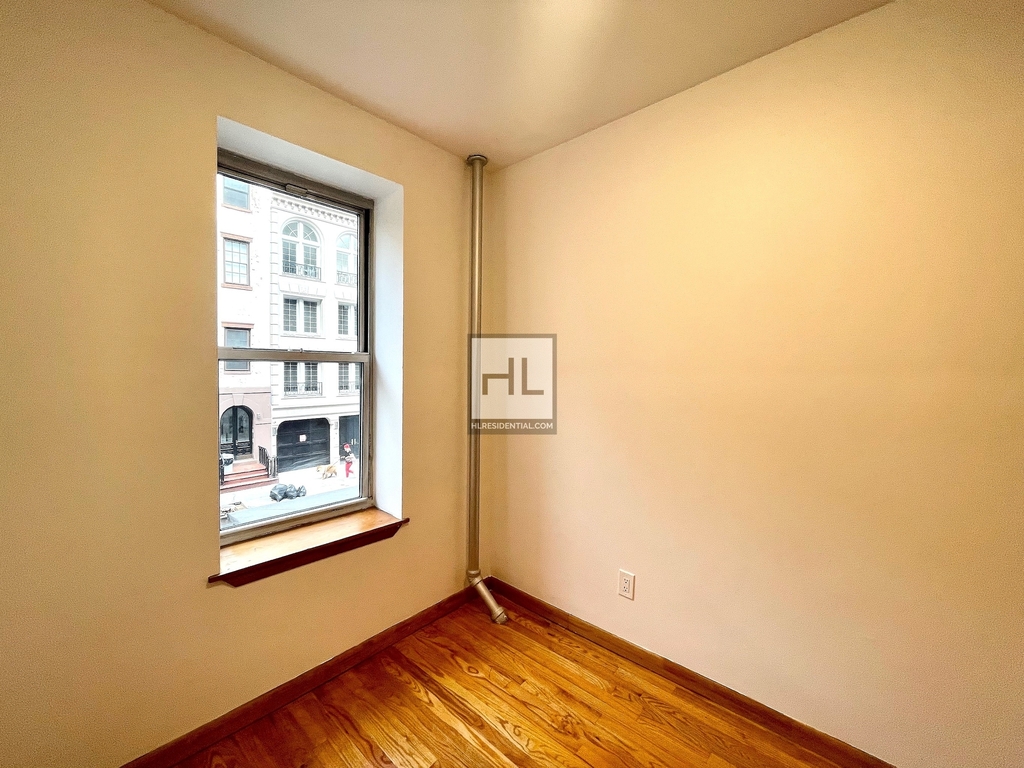 328 East 9 Street - Photo 3