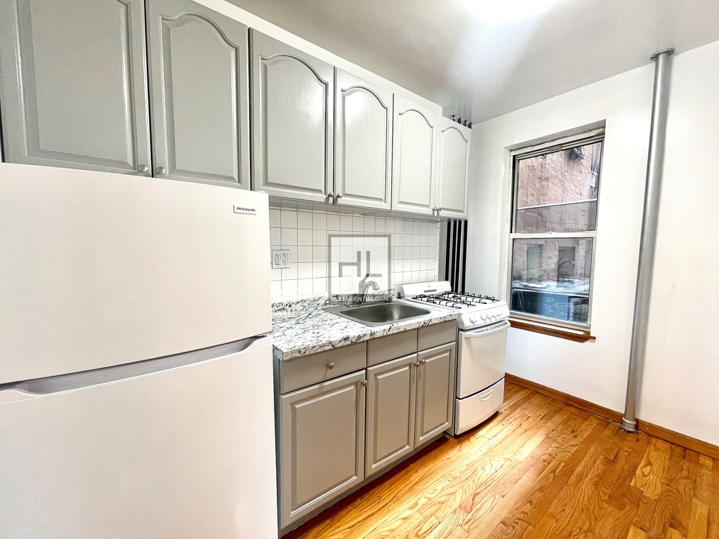 328 East 9 Street - Photo 5