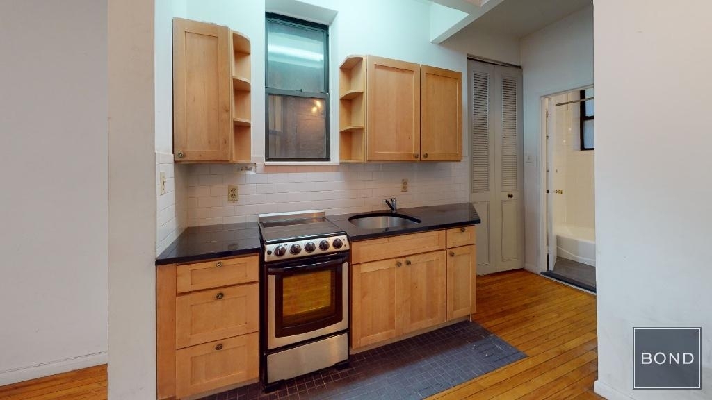 246 West 22nd Street - Photo 3