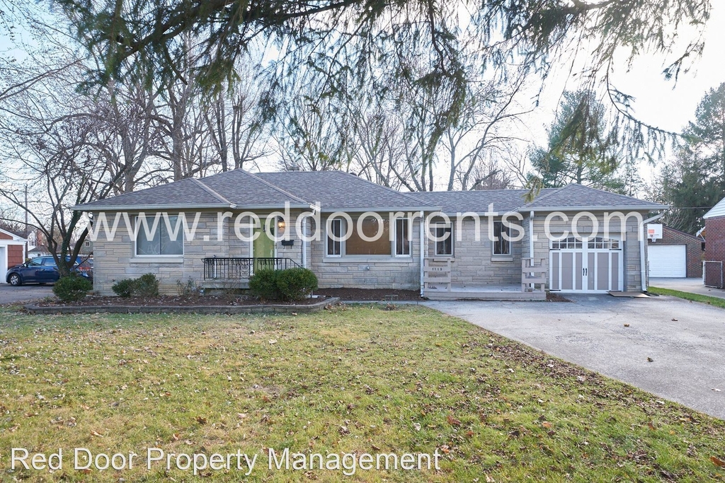 1119 Southview Dr - Photo 0