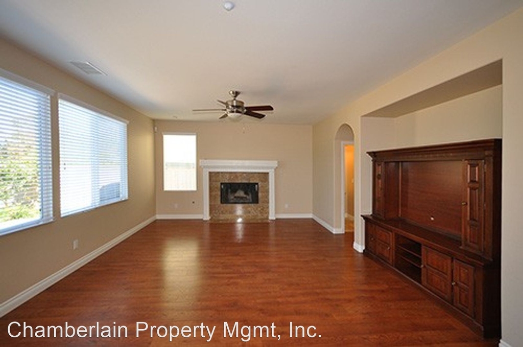 1071 Woodcrest Lane - Photo 2