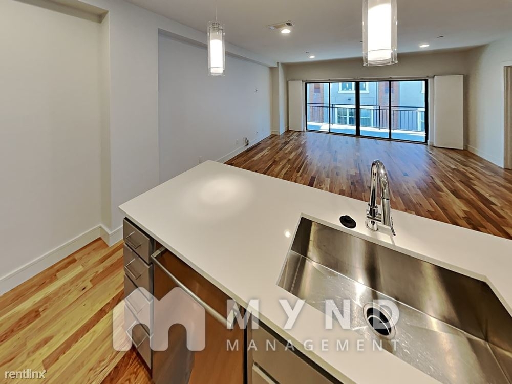 2127 Clark St Apt 104 - Photo 3