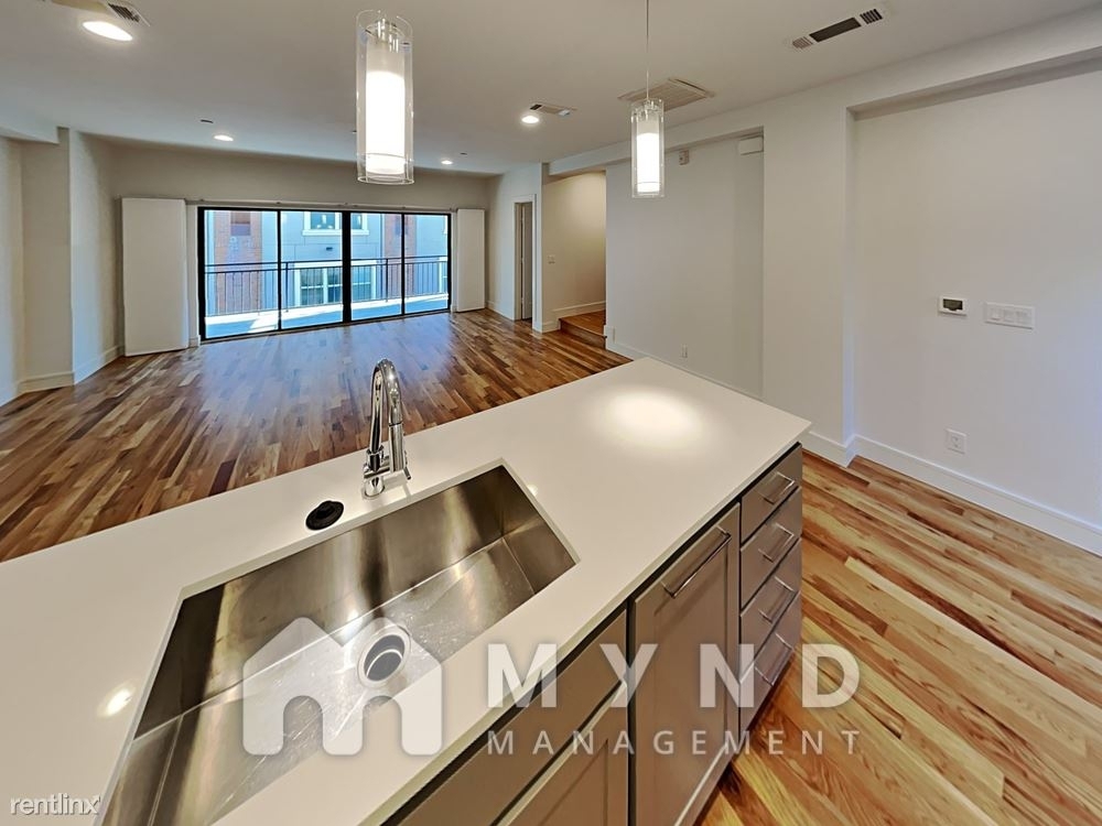 2127 Clark St Apt 104 - Photo 1