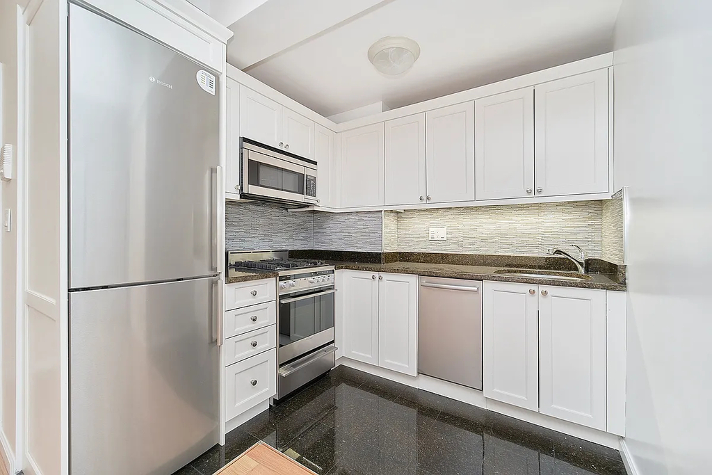 850 Amsterdam Avenue - Photo 3